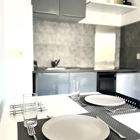 Le Studio 18 A Nimes, Proche Centre & Gare Tgv, Wifi Balcon *